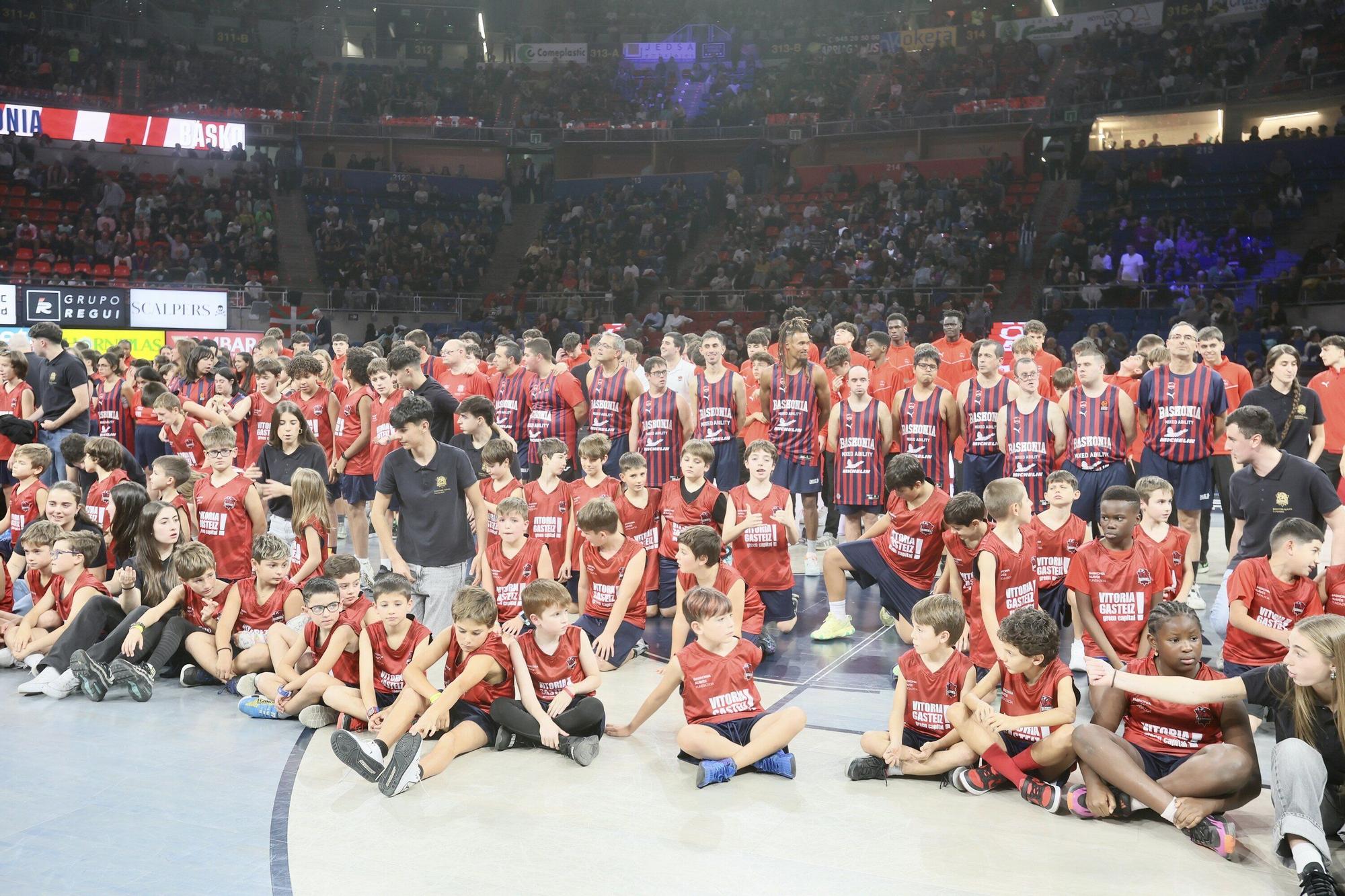 En imágenes: ¡Búscate en las gradas del Buesa Arena en el Baskonia - La Laguna Tenerife!