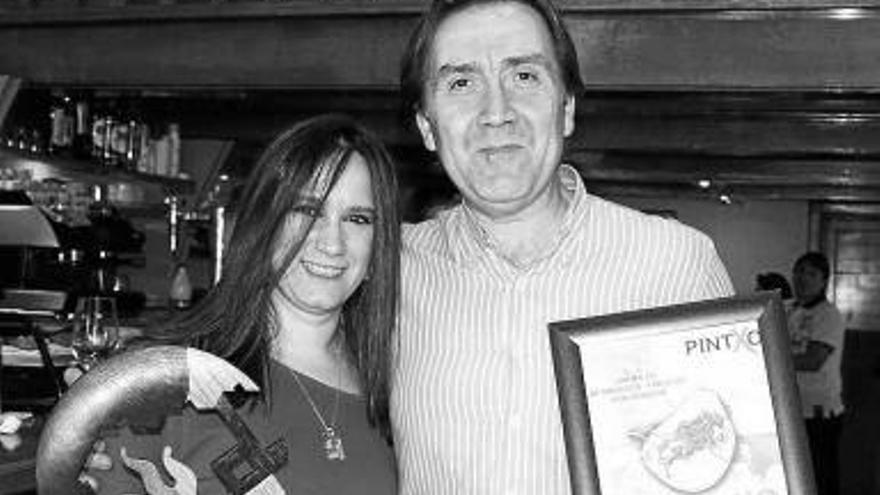 Los ganadores del año pasado posan con sus trofeos.
