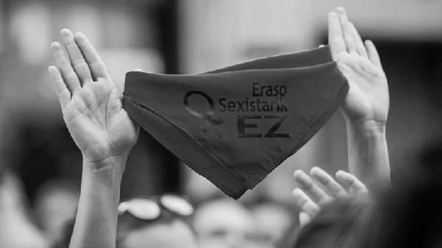 Una mujer levanta un pañuelo contra las agresiones sexistas en una concentración durante los Sanfermines.