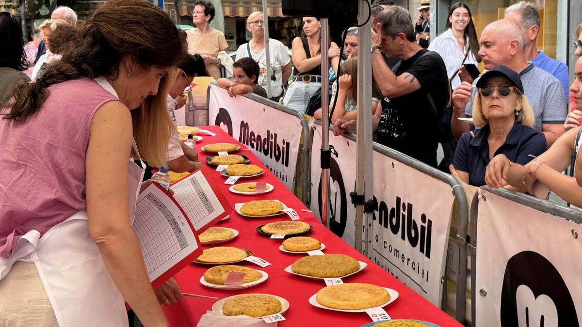 El concurso de Tortilla de Patata de Mendibil se ha consolidado como una de las citas imprescindibles de las fiestas de San Marcial / N.G.