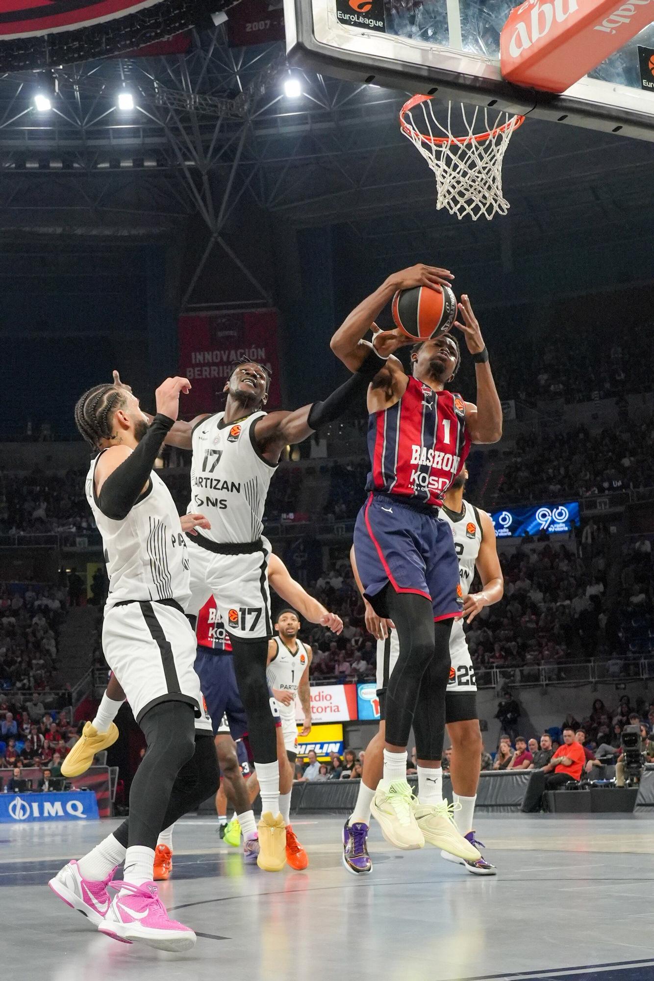 Todas las fotos del Baskonia-Partizan en el Buesa Arena