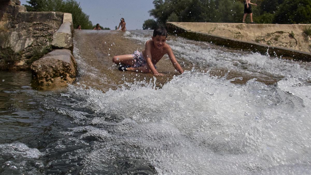 Los niños de Burgui alivian las altas temperaturas con un chapuzón.