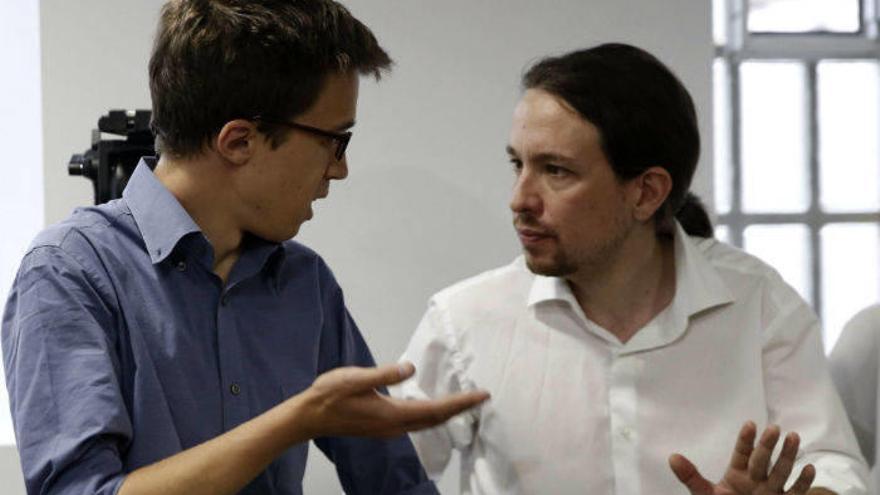 Iñigo Errejón y Pablo Iglesias conversan en los pasillos del Congreso de los Diputados.