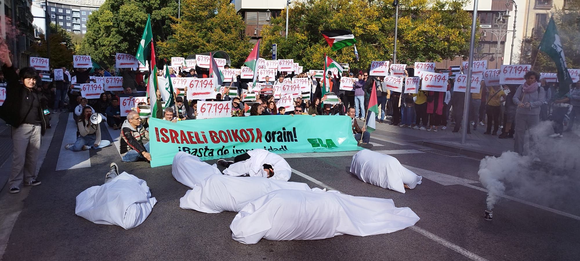 Concentración de ELA frente al Parlamento de Navarra en solidaridad con Palestina