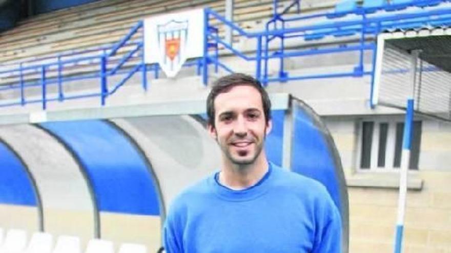 El asturiano Diego Prendes, técnico y jugador del Izarra.