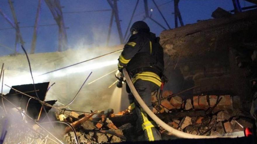 Rusia ataca la sede del Gobierno de Ucrania en un bombardeo que deja al menos dos muertos en Kiev