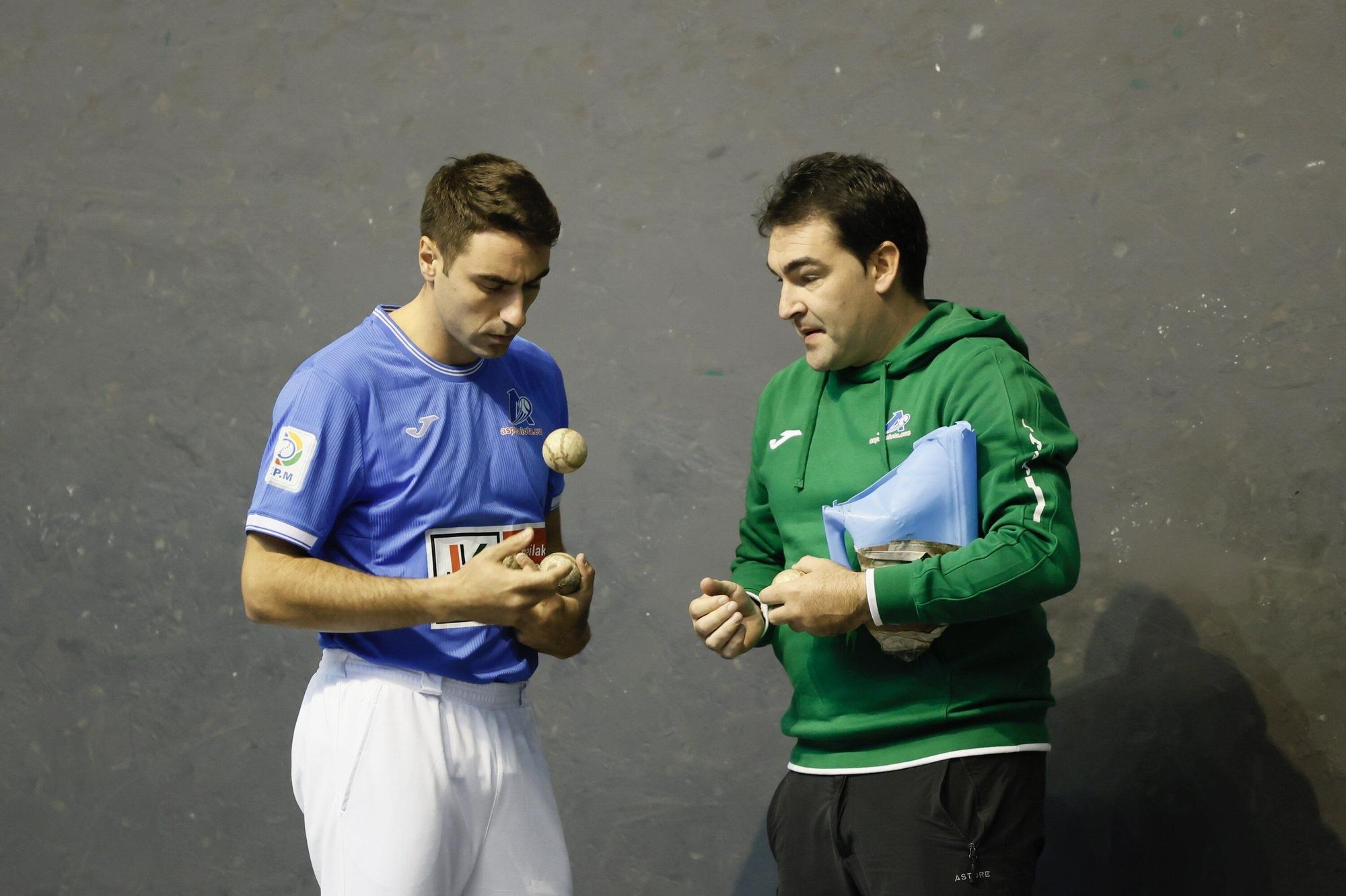 Jokin Altuna y Peio Etxeberria eligen material en el Atano III de Donostia para la semifinal del Cuatro y Medio.