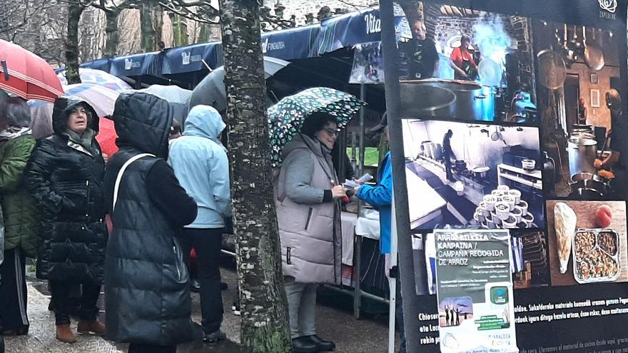 Aiaraldea recoge arroz largo para los campos de refugiados en Grecia
