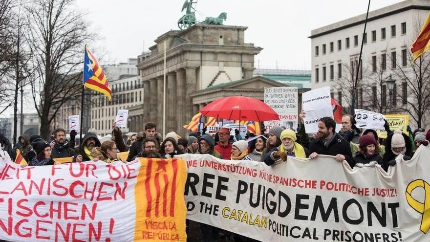Dos centenares de personas marchan en Berlín por la libertad de Puigdemont