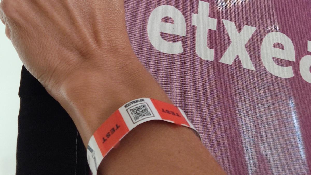 Pulsera Centinela que se puede obtener en la Emakumeen Etxea de Zarautz.