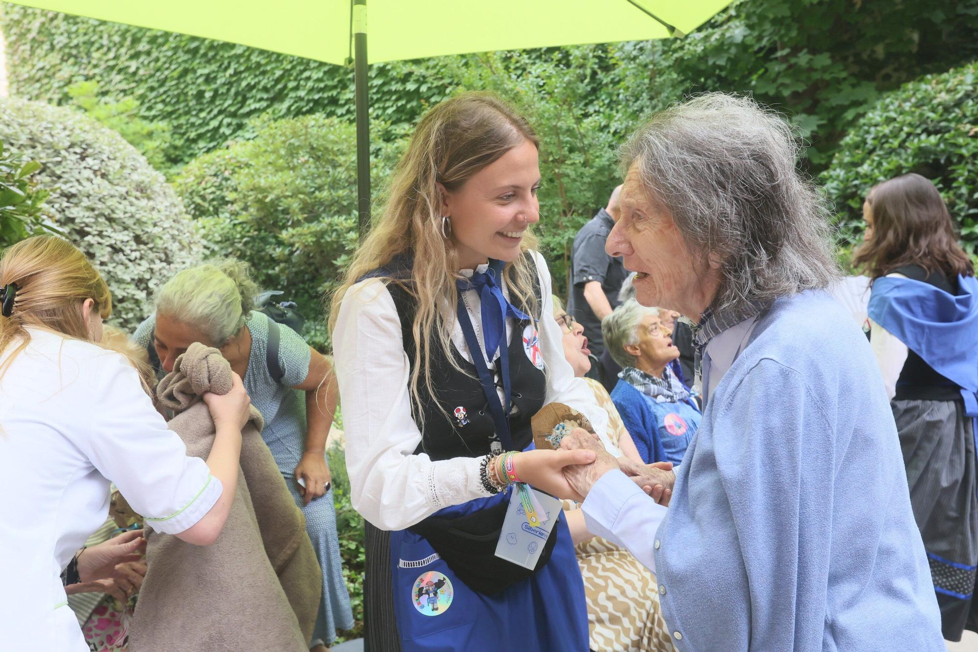 En imágenes: Siberiarrak lleva la fiesta a la residencia de ancianos Albertia Campos