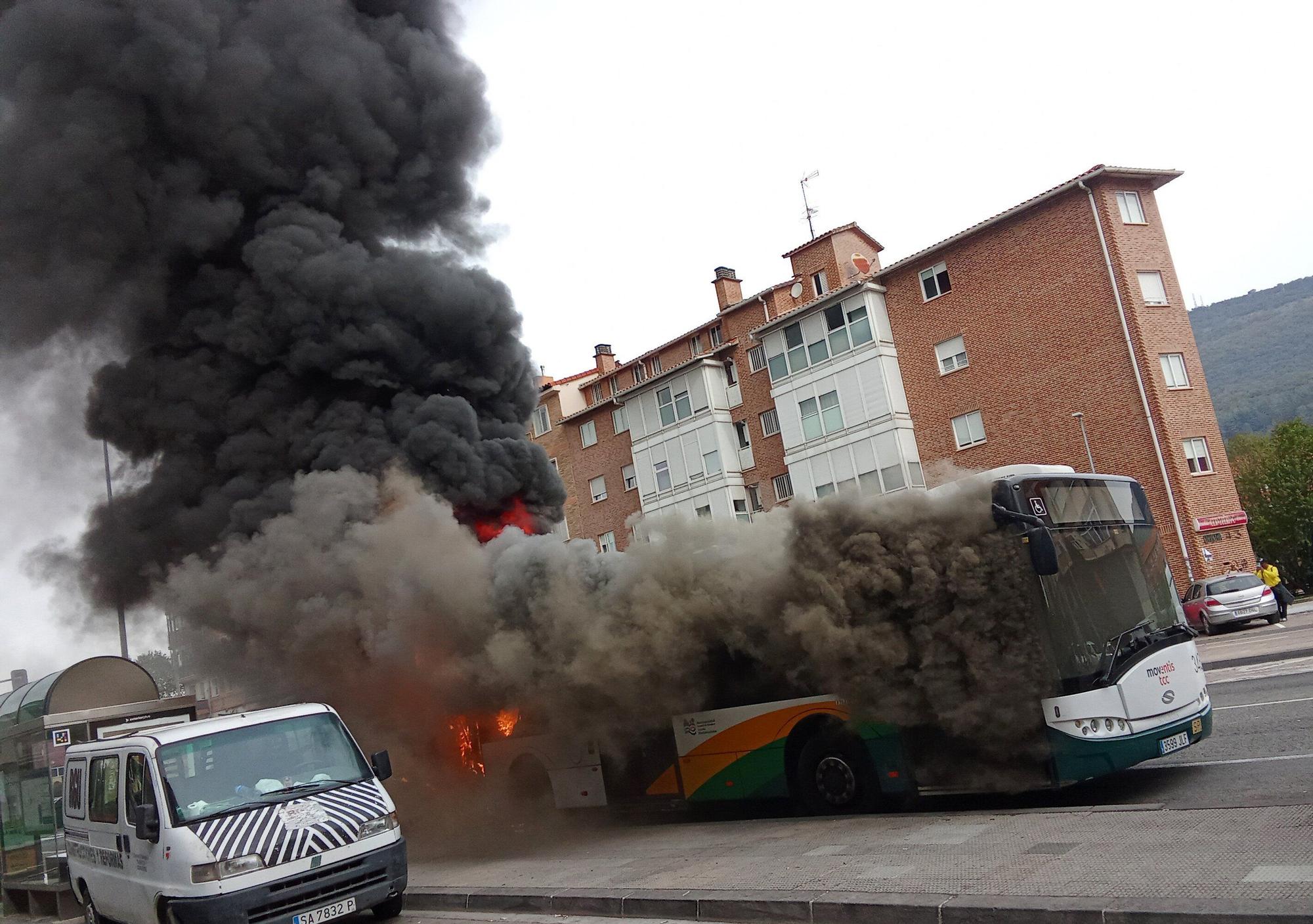 Fotos de la villavesa ardiendo en Berriozar