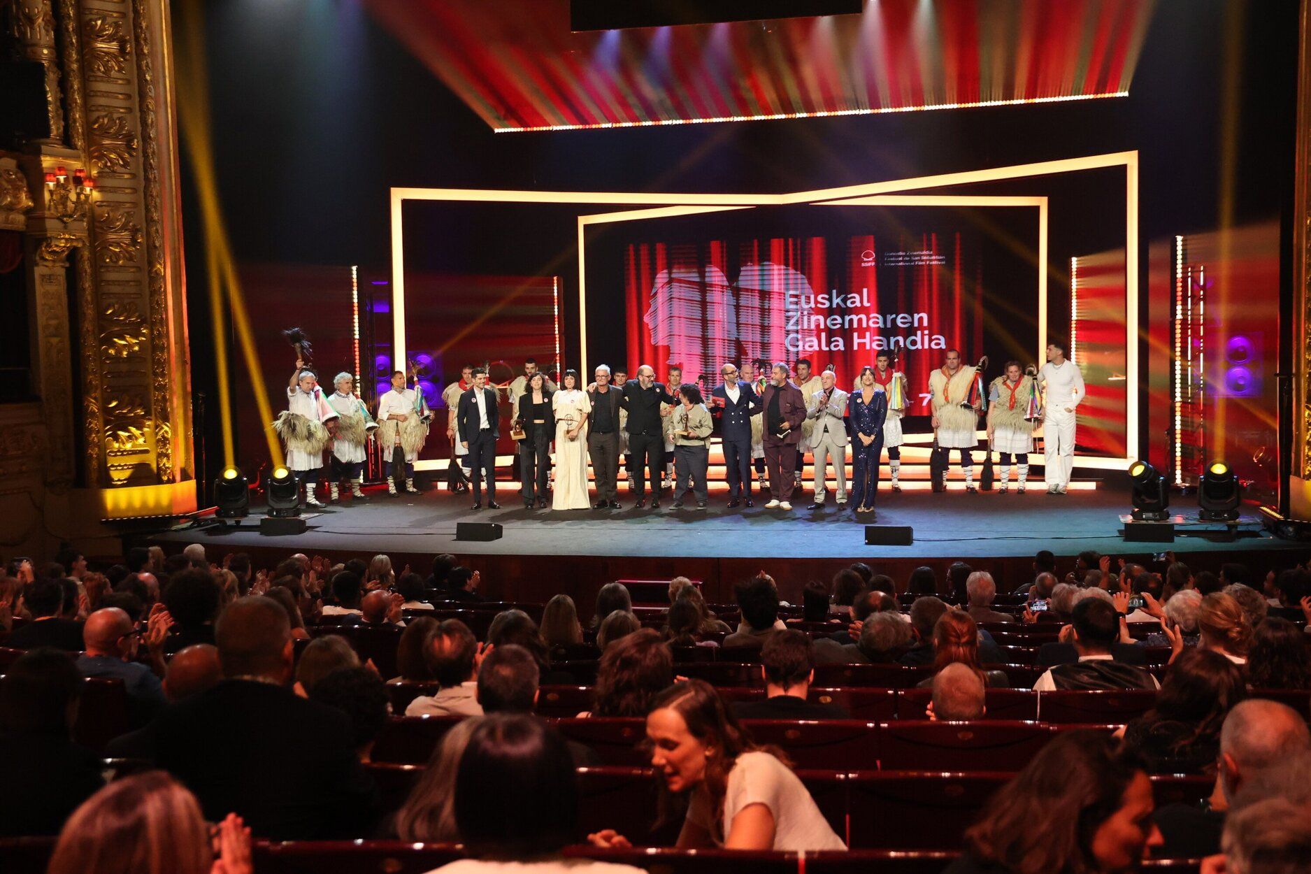 Asier Altuna y Telmo Esnal reciben el premio Zinemira