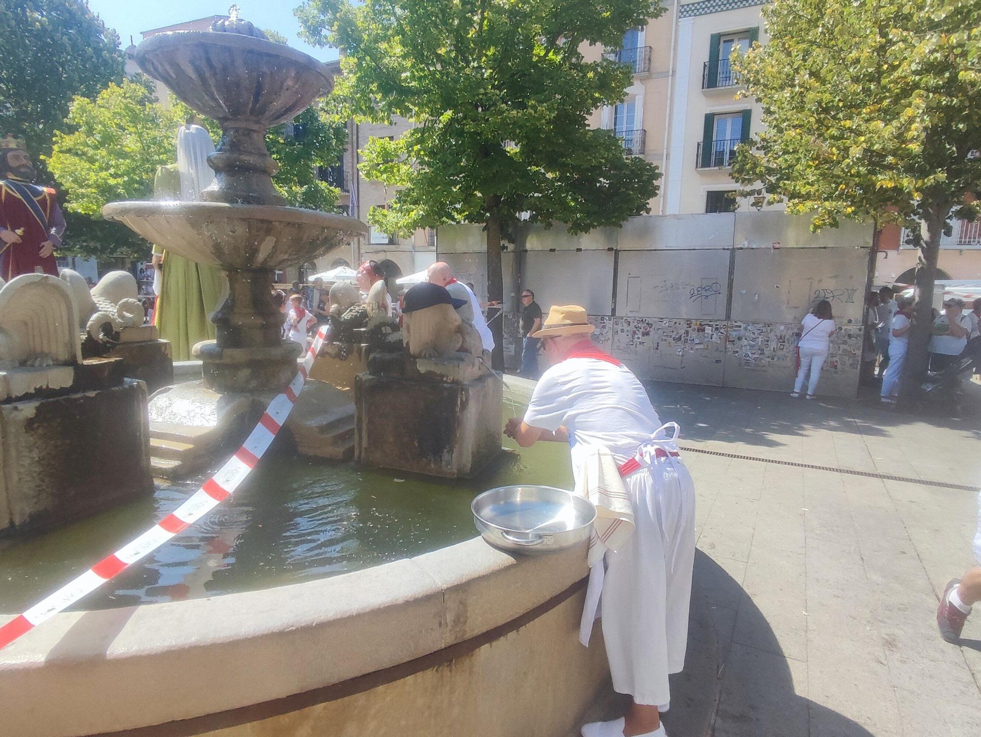 La fuente precintada sirvió de refresco ayer por el calor reinante.