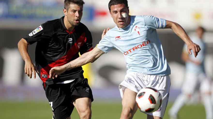 Roberto Lago, a la derecha, en un partido ante el Rayo.