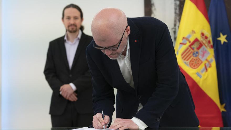 El secretario general de CC.OO., Unai Sordo, firma la última prórroga de los ERTE  ante del vicepresidente Pablo Iglesias