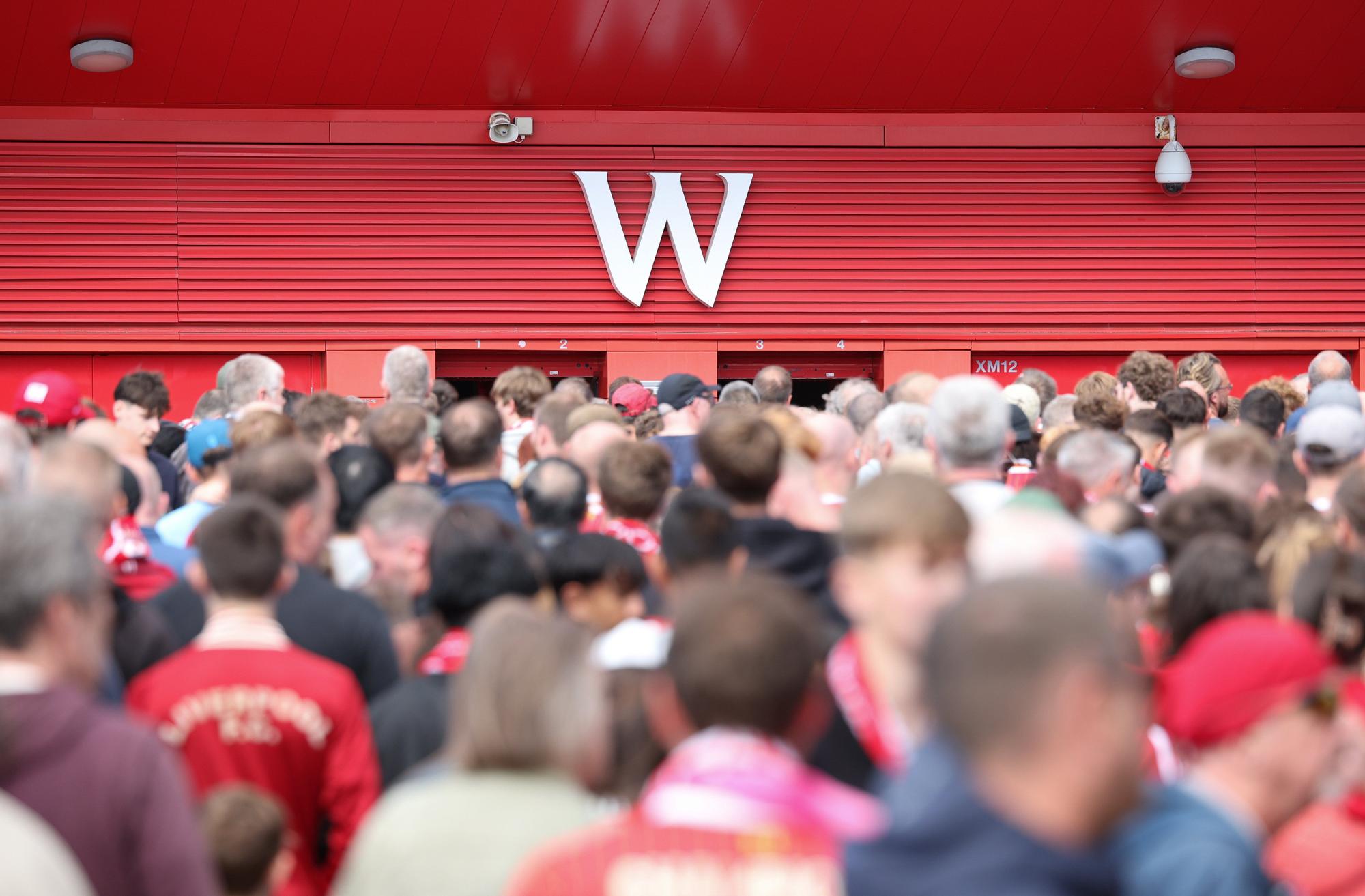 En imágenes: desalojo de la tribuna de Anfield