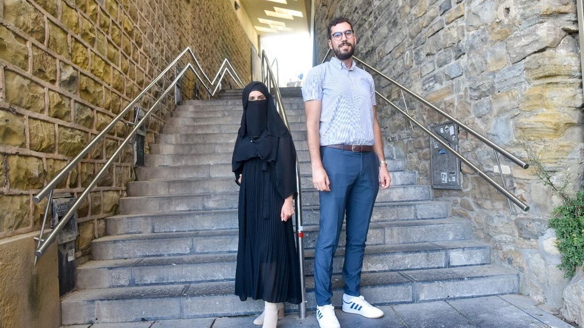 La refugiada argelina Zahra Bouras y el marroquí Yahya Aaboud, ayer jueves, en Donostia. ARNAITZ RUBIO