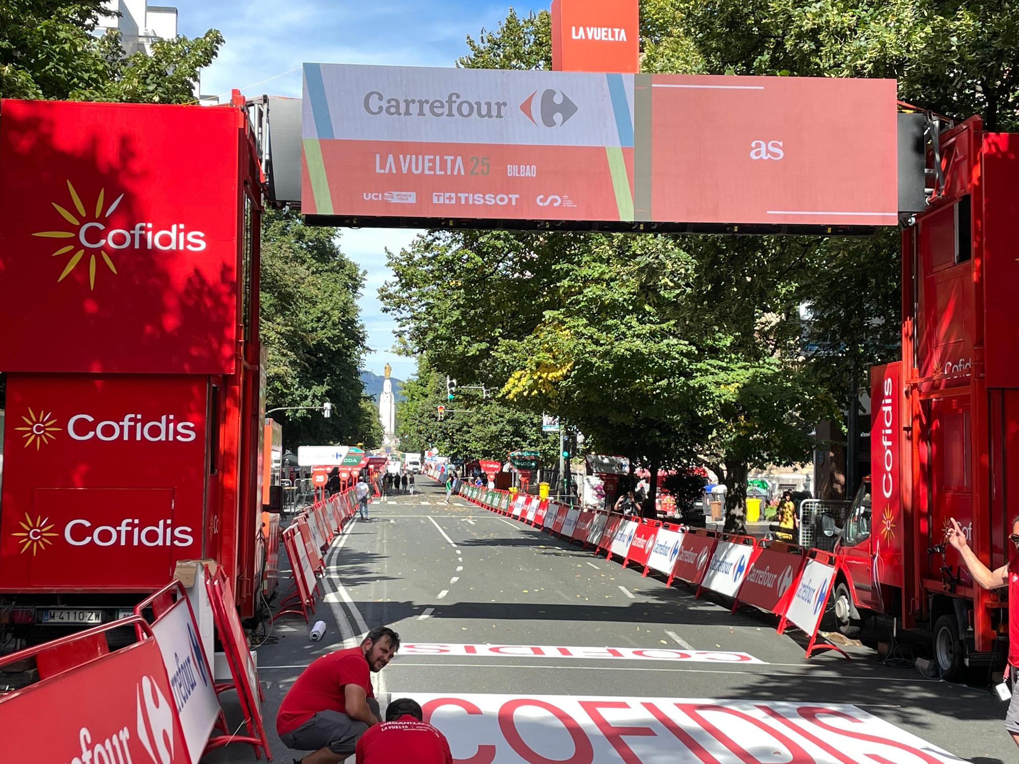 La Vuelta llega a Bizkaia: las imágenes del montaje en Bilbao