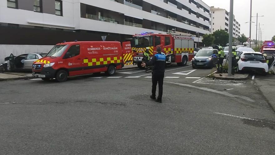 Tres heridos en una colisión de dos vehículos en una rotonda de Mutilva