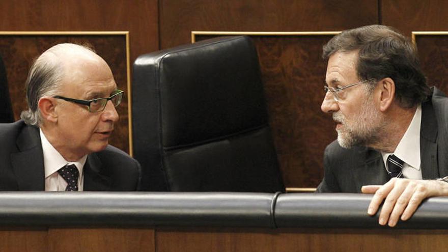 Montoro y Rajoy conversan en el Congreso.