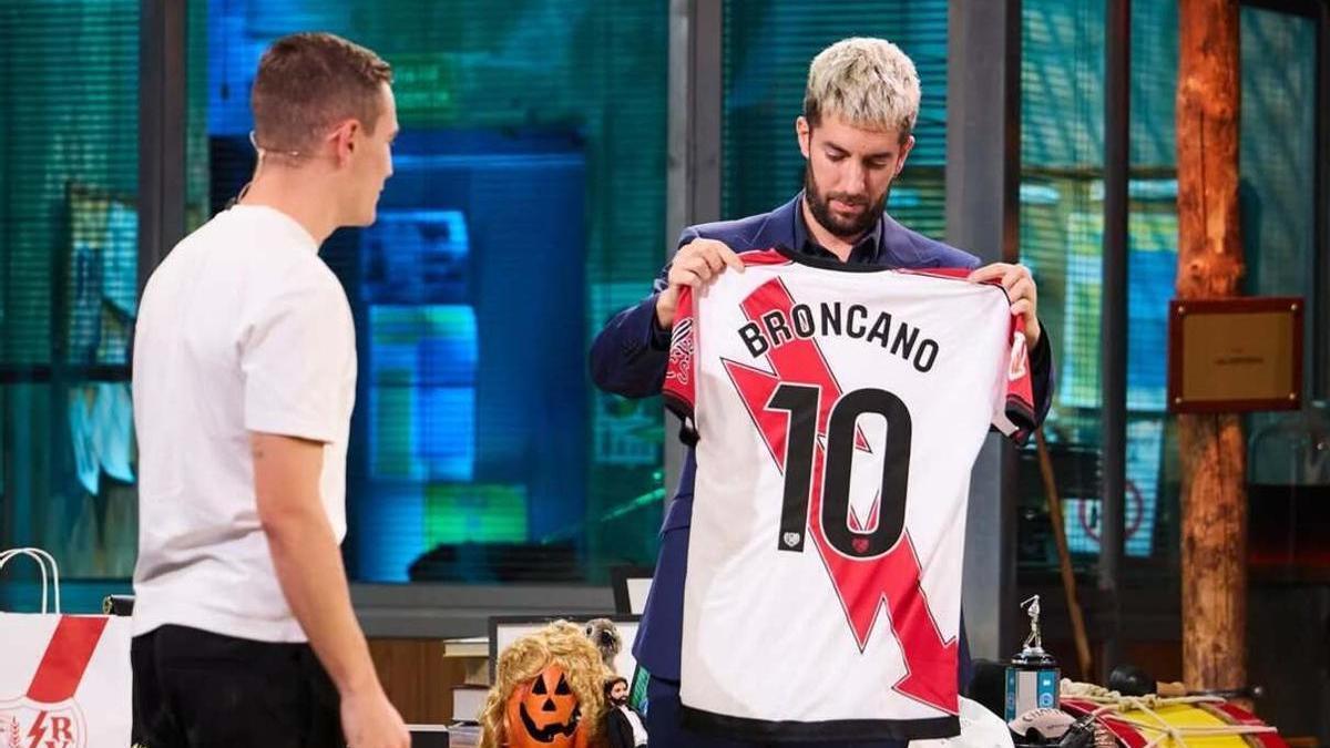 Jorge de Frutos regala una camiseta del Rayo Vallecano a David Broncano en &#039;La Revuelta&#039;