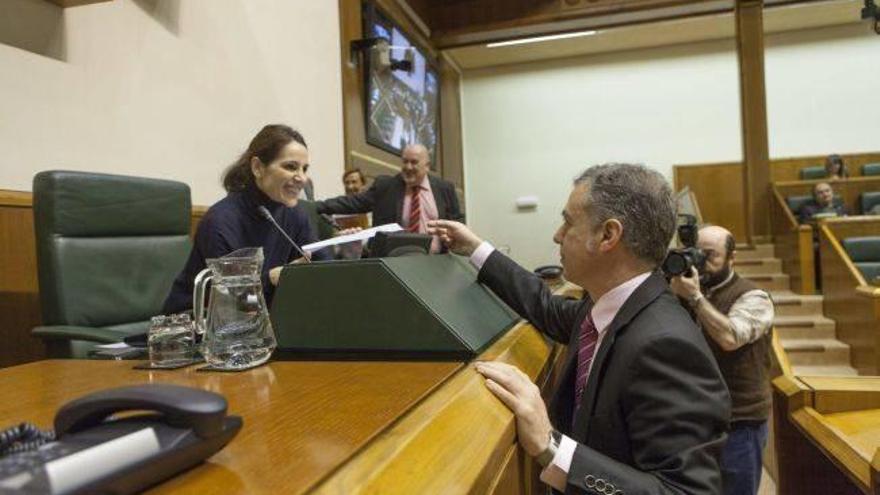 Iñigo urkullu charla con  Bakartxo Tejería al comienzo del pleno que hoy celebra el Parlamento Vasco