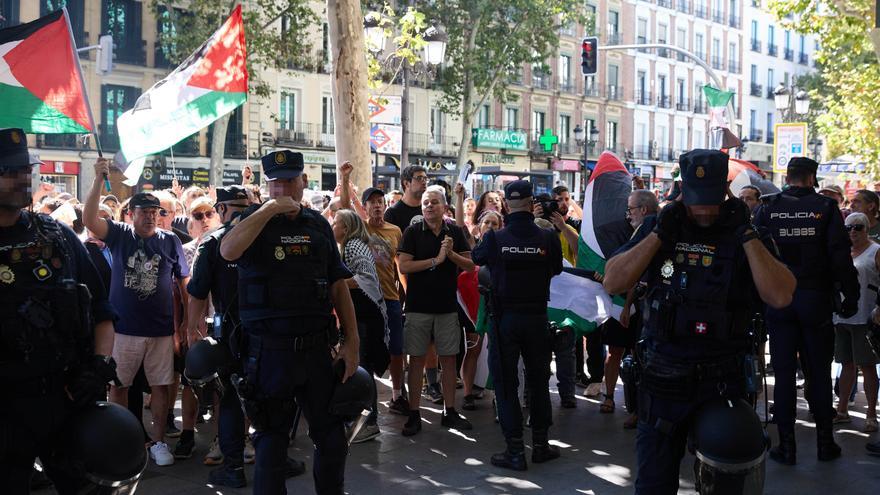 La Vuelta cambia el recorrido de entrada a Madrid y la policía carga contra los manifestantes propalestina
