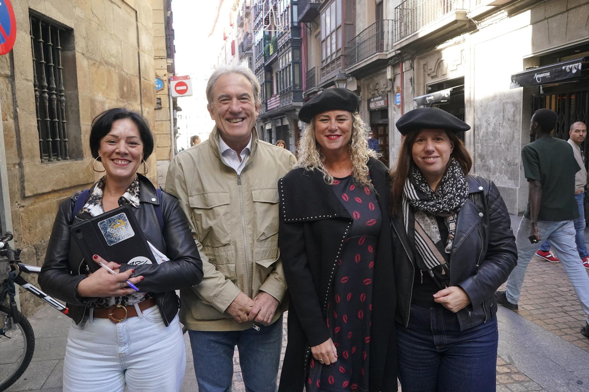 Ruth Zurrado, Andoni Goikoetxea; la presidenta de la Asociación de Comerciantes del Casco Viejo, Susana Alaguero, y Janire Torvisco.