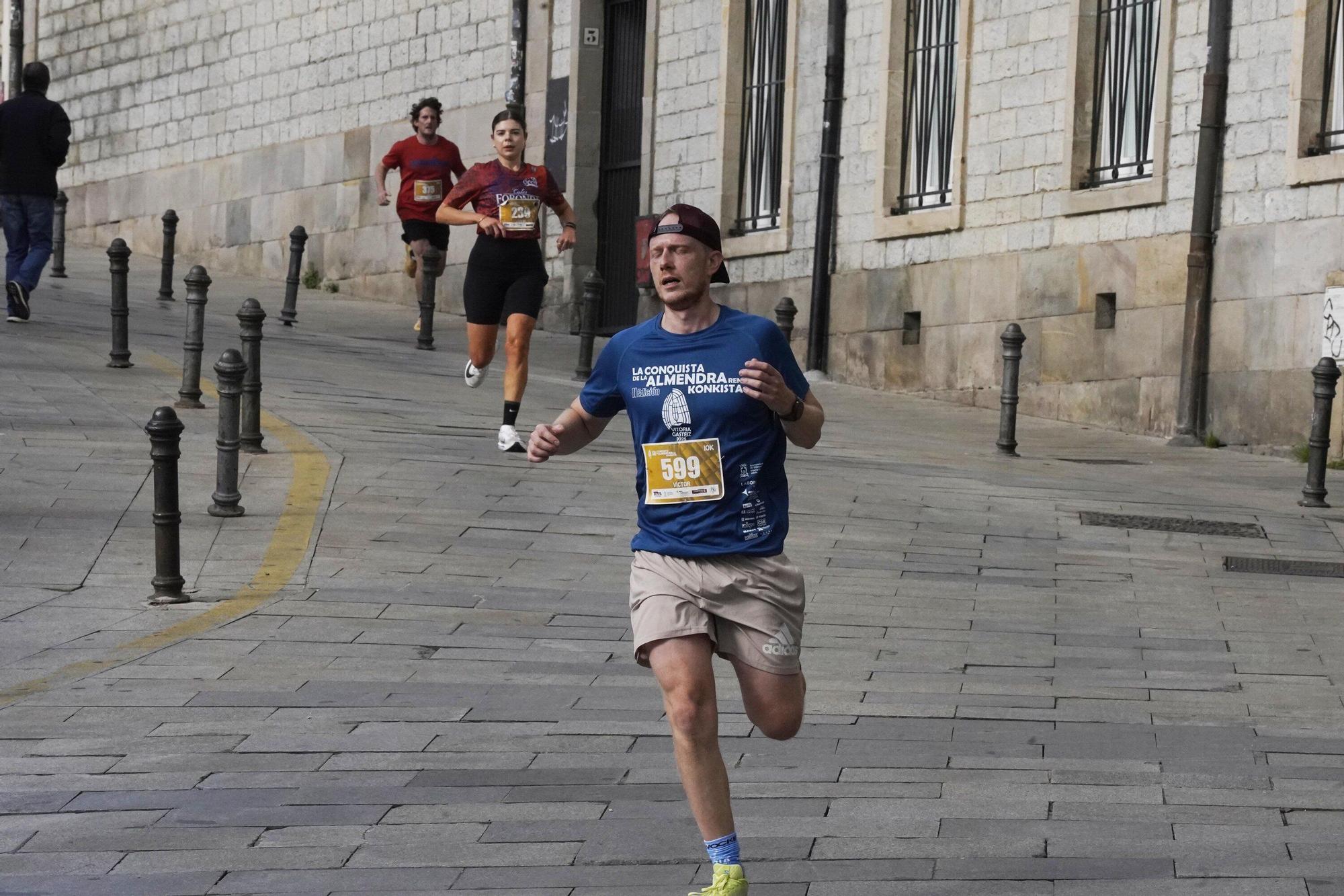 En imágenes: Miles de personas conquistan la Almendra de Gasteiz