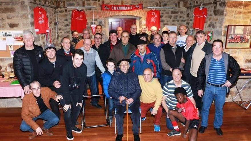 Los socios fundadores del Karrantza recibieron un homenaje el día que se inauguró la muestra de la kultur etxea.