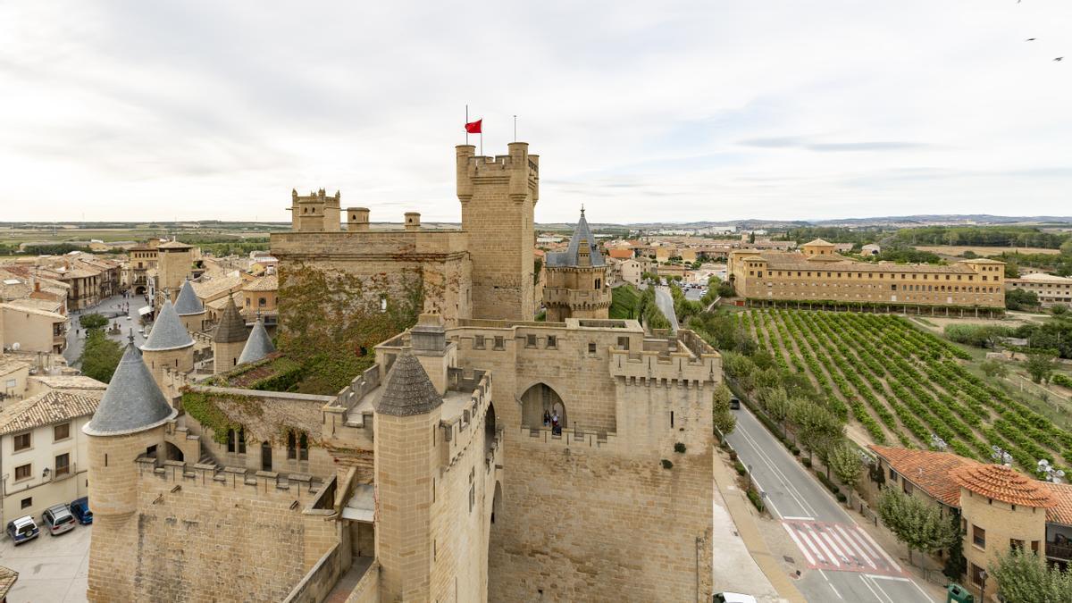 El Palacio Real de Olite, joya del gótico civil europeo y residencia soñada de Carlos III El Noble, con sus torres, murallas y jardines colgantes.