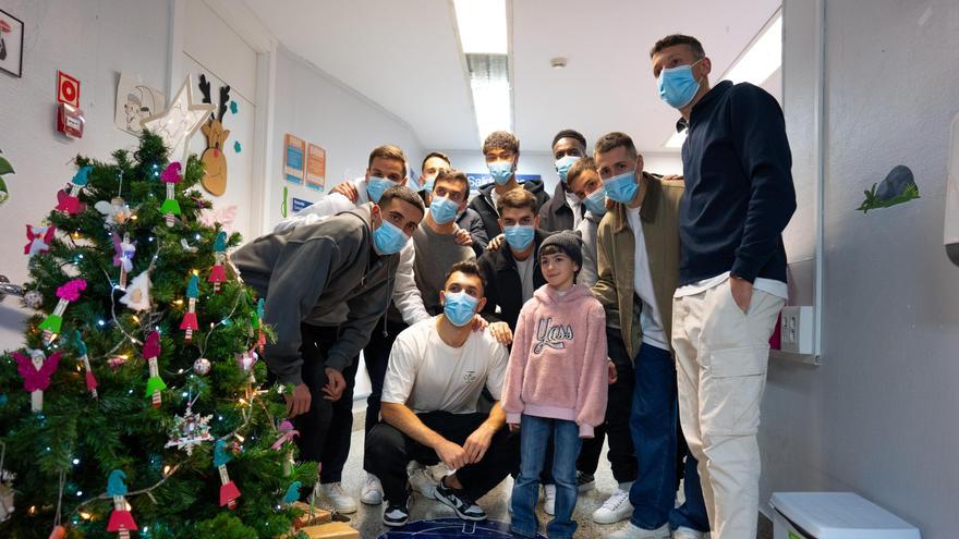El Athletic visita a los niños en Basurto, Cruces e IMQ por Navidad