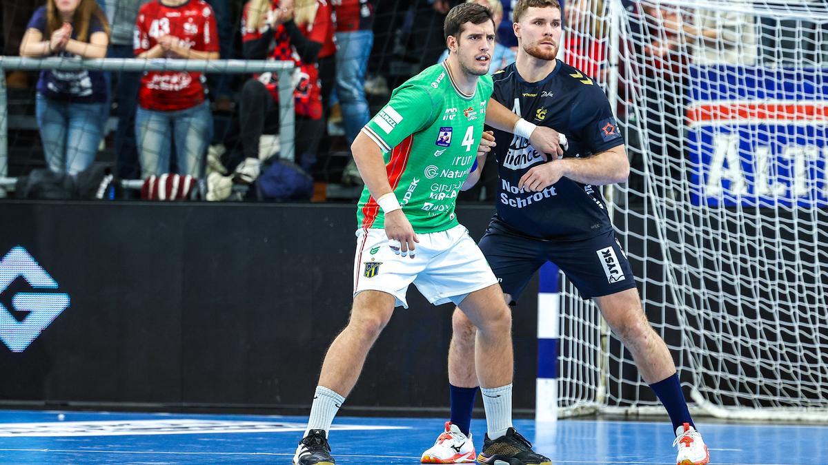 El jugador del Irudek Bidasoa Irun Marko Jevtic, con Johannes Golla en el partido ante Flensburg en el Campushalle