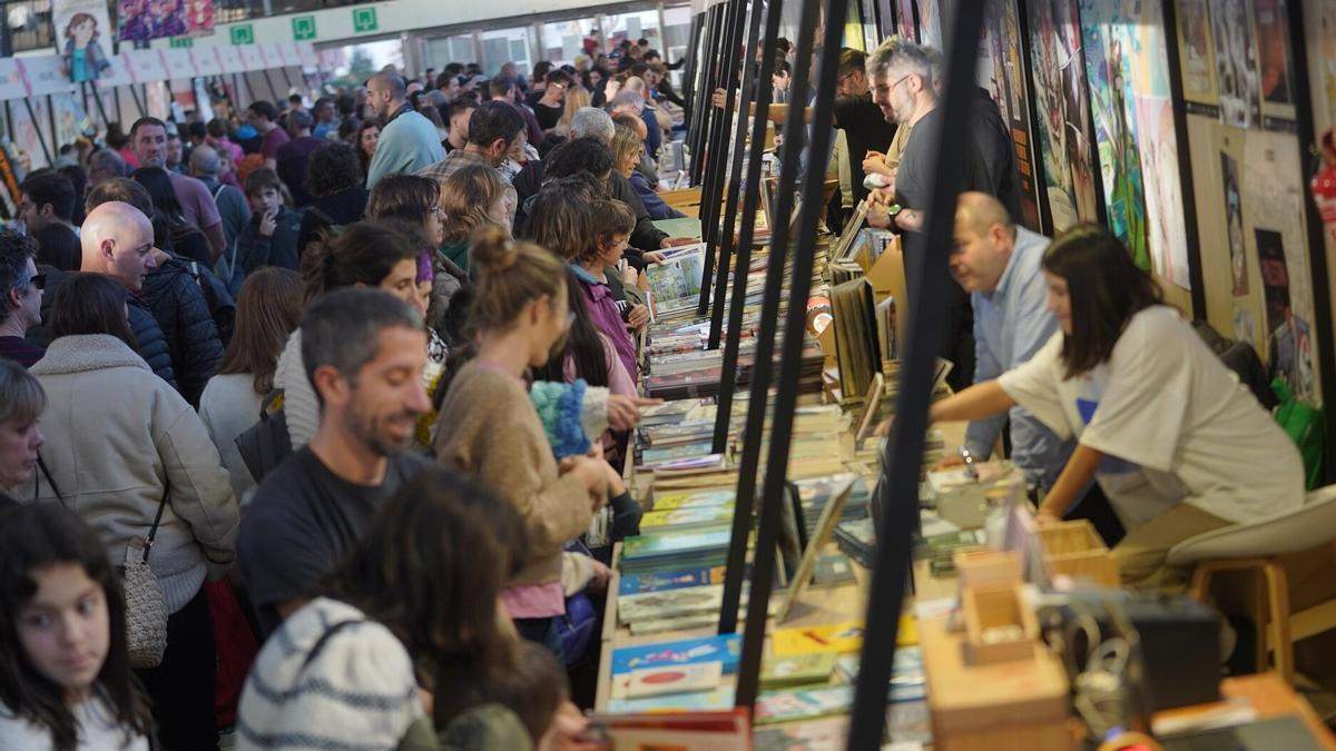 Visitantes contemplan las novedades.