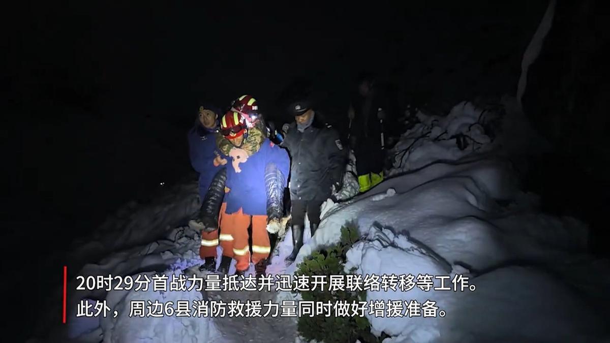 Al menos 350 personas que realizaban una ruta de senderismo en el Tíbet han sido evacuadas &quot;sanas y salvas&quot; después de que una tormenta de nieve azotara los alrededores del monte Everest