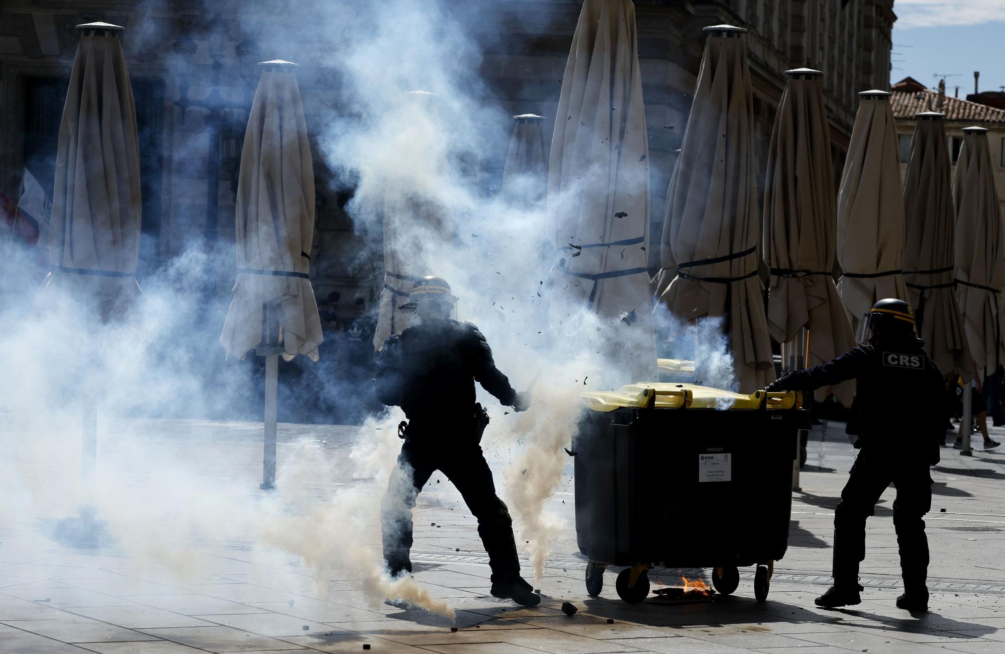 Casi 300 detenidos en una jornada de movilizaciones y bloqueos en Francia