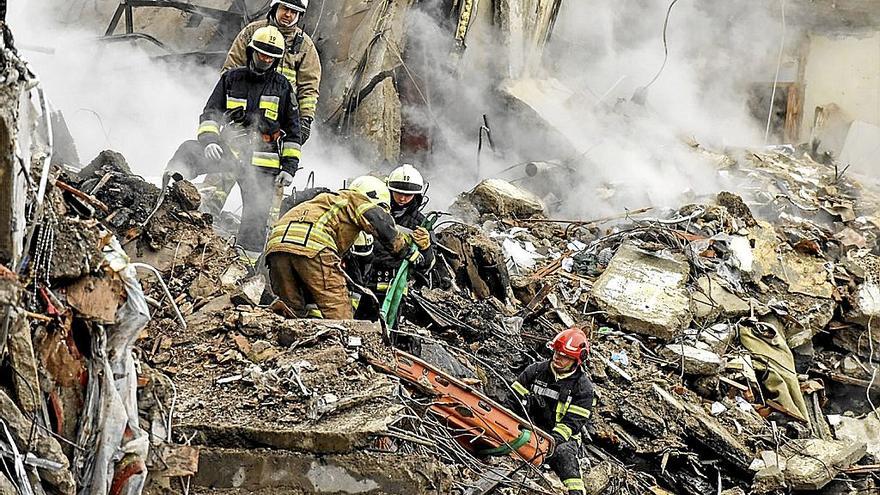 Los servicios de rescate ucraniano continuaban ayer trabajando en el edificio atacado en Dnipró.  | FOTO: EFE