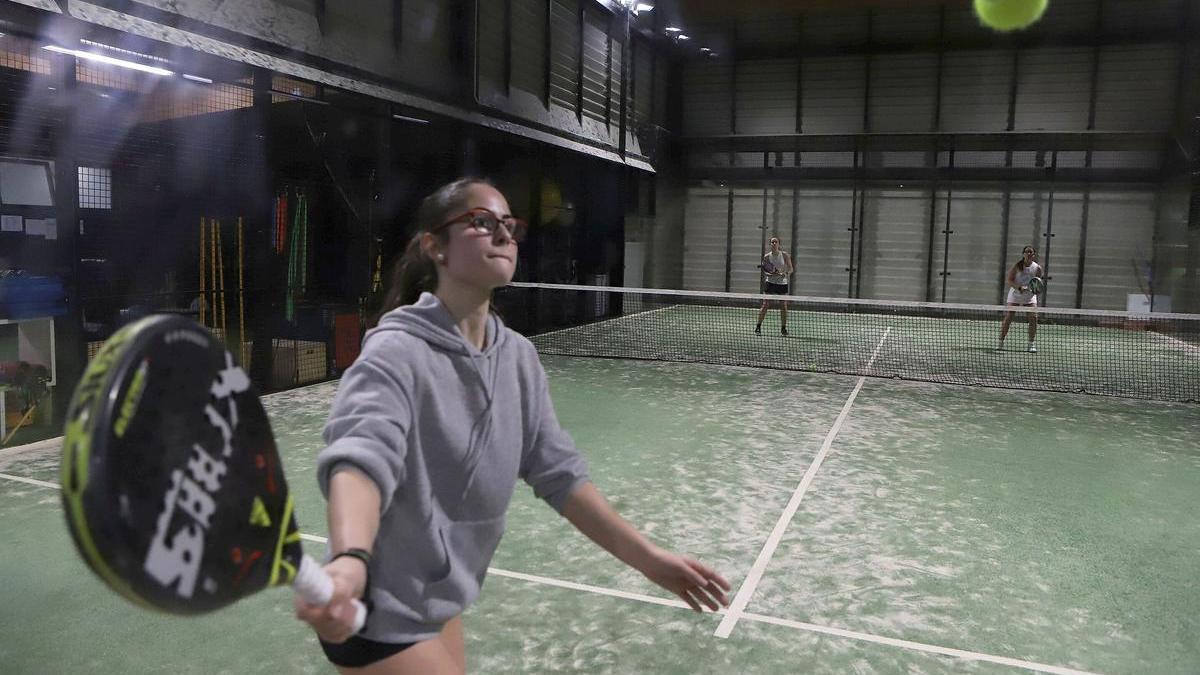 El programa incluye el acercamiento a diferentes modalidades deportivas, entre las que se incluye el pádel.