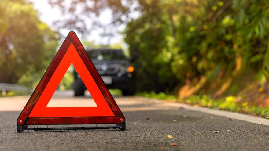 La DGT rectifica y no multará por el uso de los triángulos de emergencia junto a la baliza V16