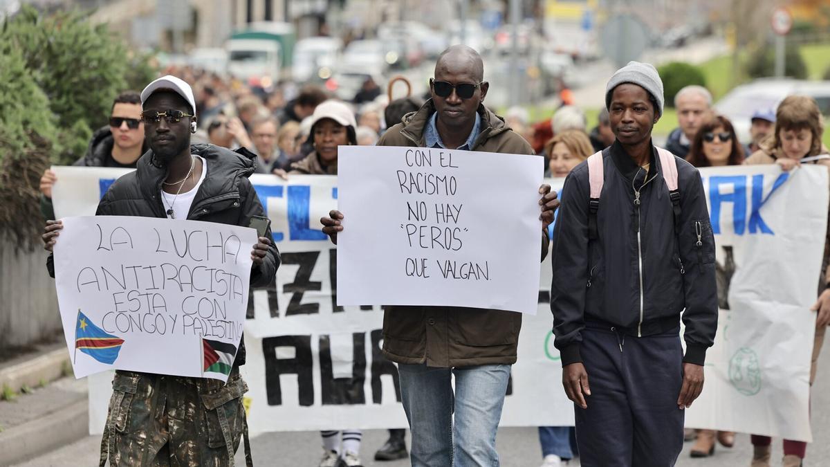 Tres personas migrantes encabezan una manifestación contra el racismo en Donostia