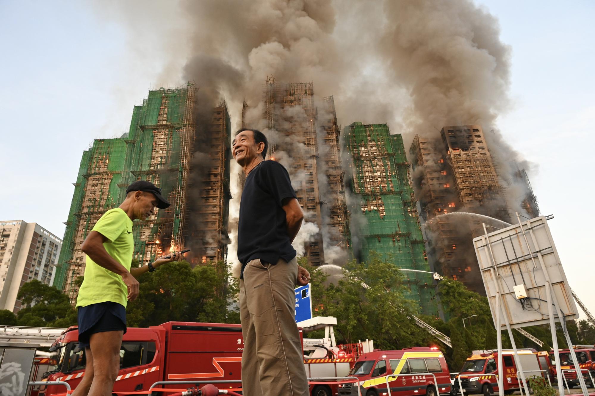 Un enorme incendio calcina un vecindario de Hong Kong
