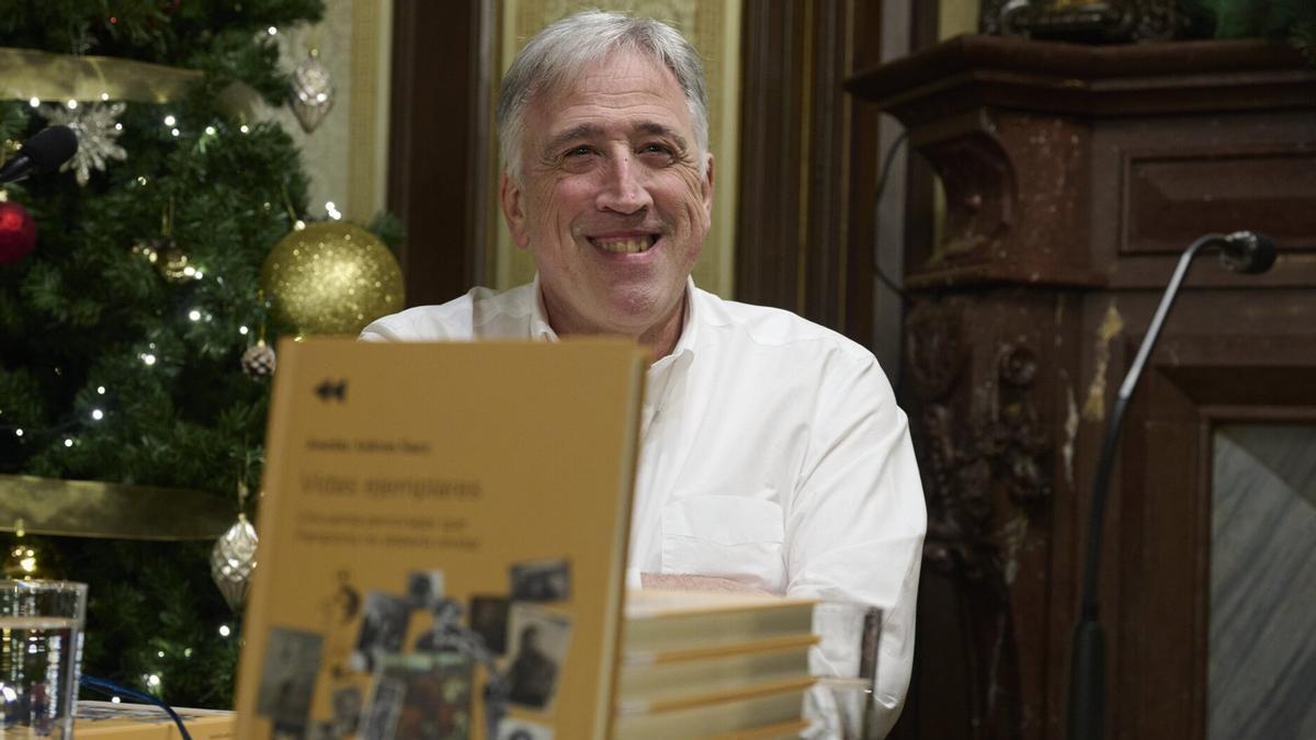 Joseba Asiron, sonriente, durante la presentación de su libro.