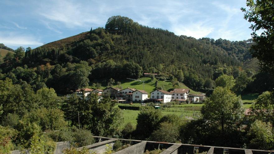 Trasladado en helicóptero al HUN un hombre de 63 años tras caer desde una escalera en una borda de Ituren