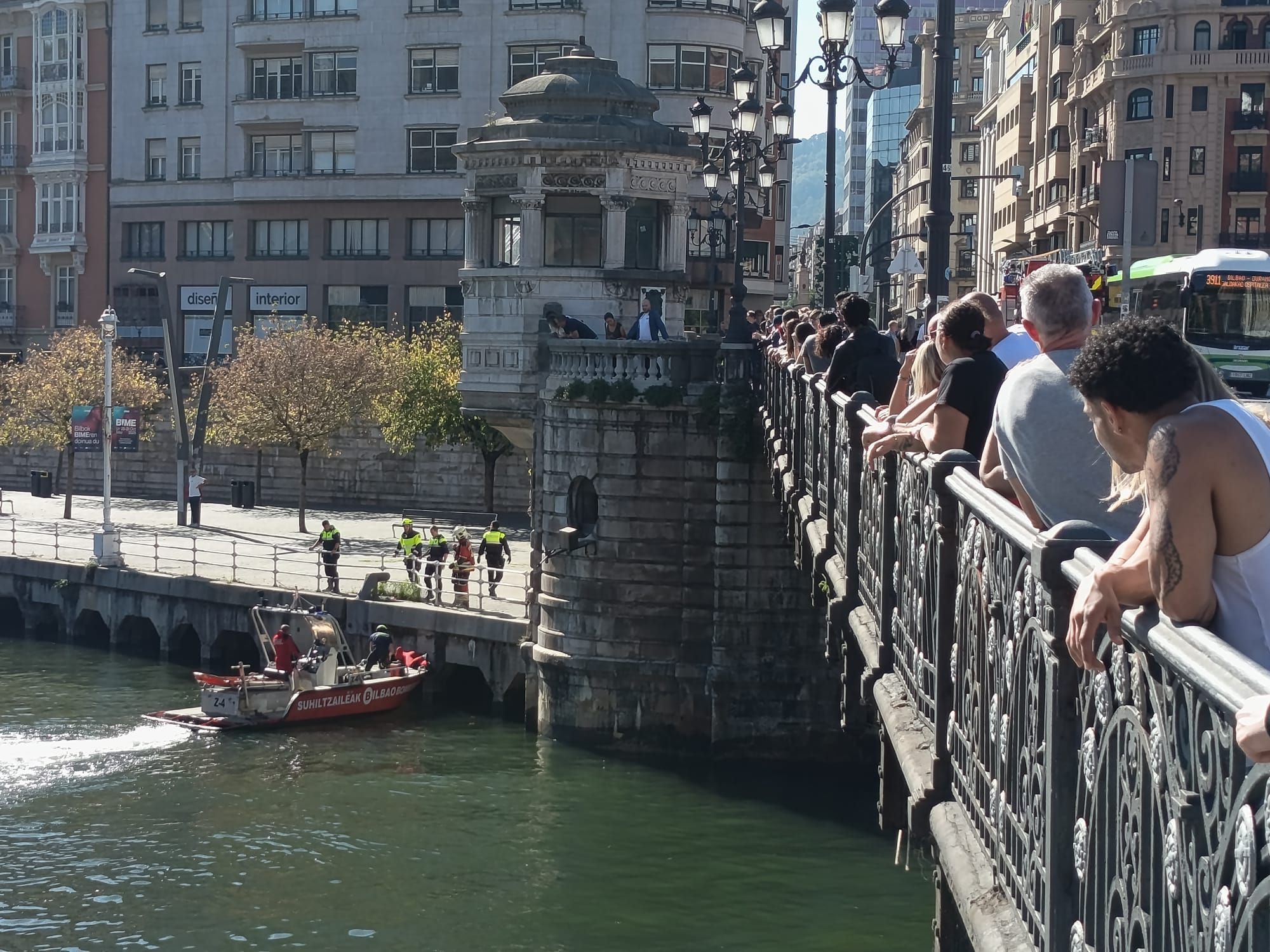 En imágenes: rescatan a una persona en la ría de Bilbao