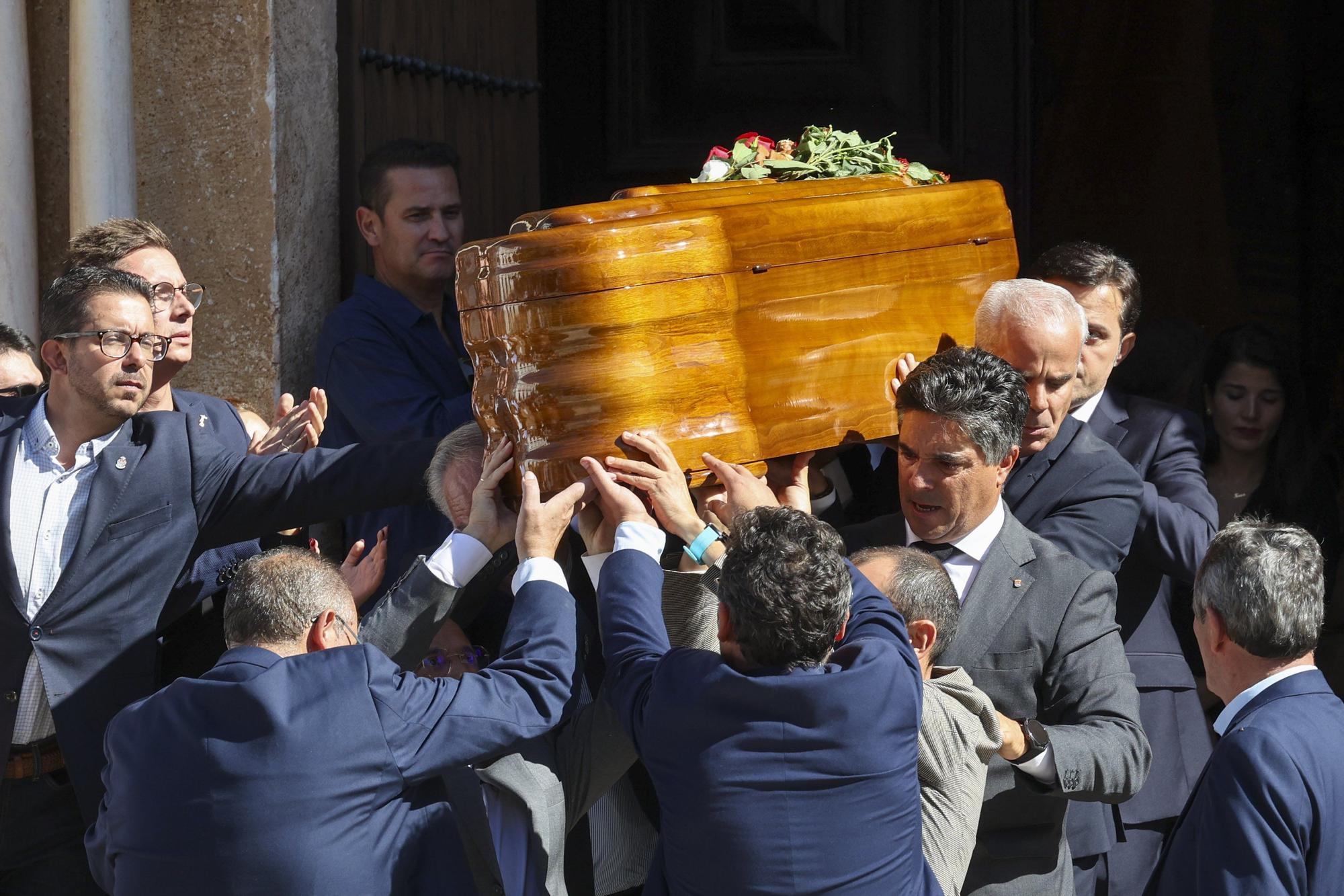 Multitudinaria despedida a Fernández Vara