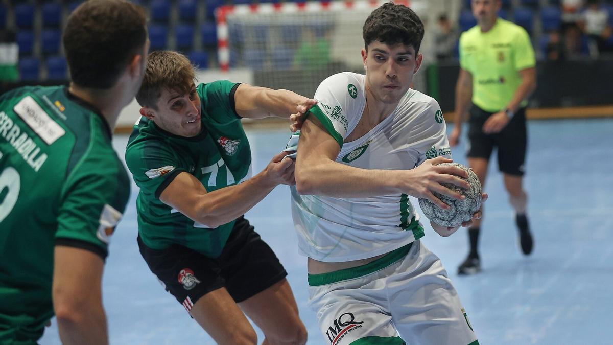 Teixidor agarra de la camiseta al navarro Unai Elizondo.
