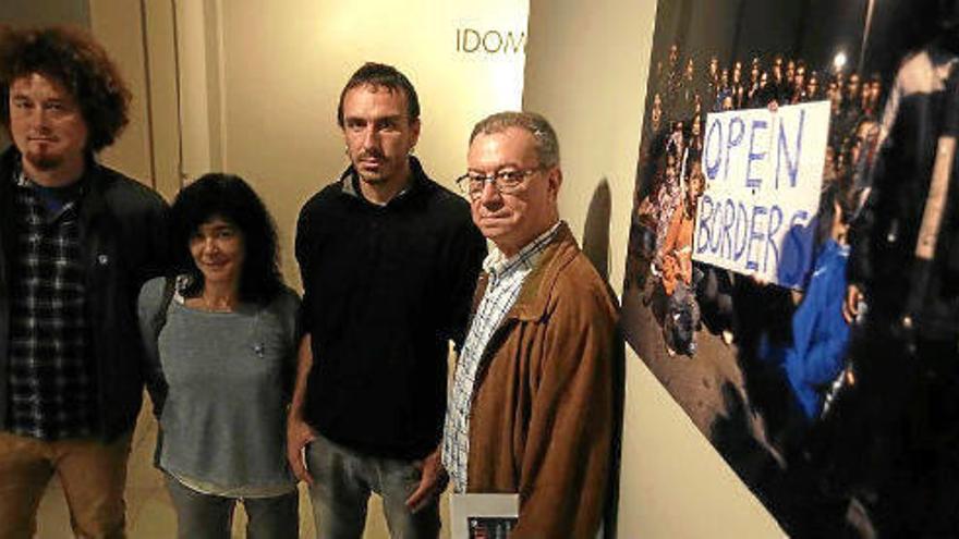 El coordinador de Médicos del Mundo- Munduko Medikuak, Santos Arrieta, Maite Gutiérrez; el autor de las fotos, Olmo Calvo, y el responsable de Zentsura At,  José Ángel Serrano.