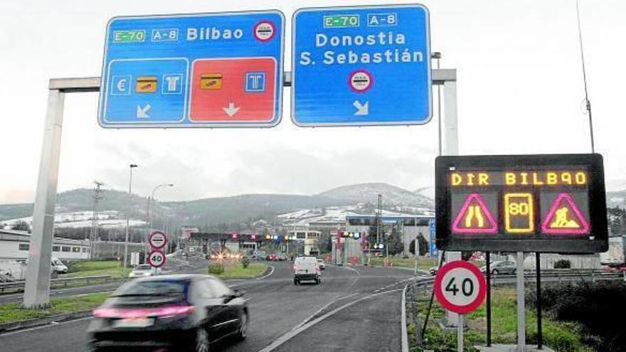 Imagen del acceso a la autopista A-8 en Durango.