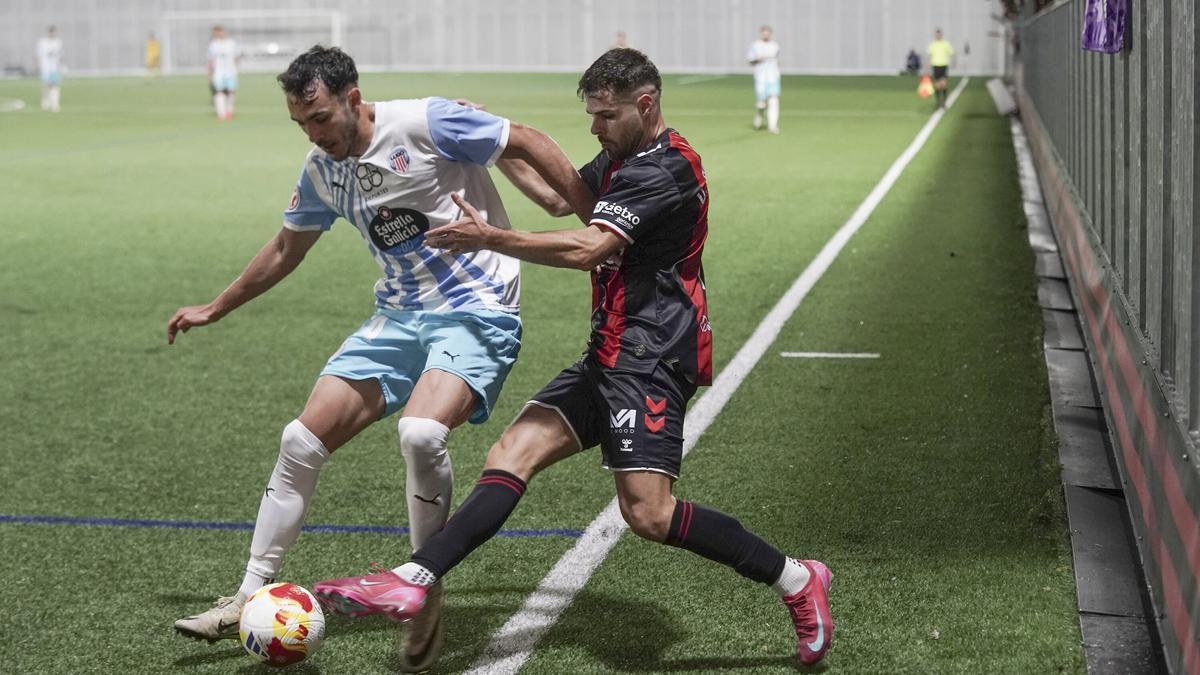 El rojinegro Urko Collado pugna con un rival